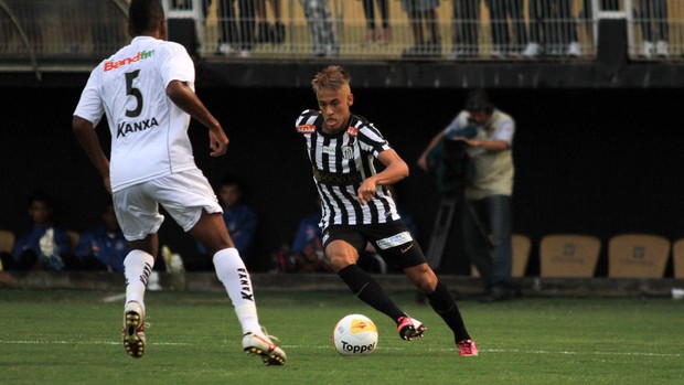 Carlinhos, do Bragantino, grudou em Neymar!