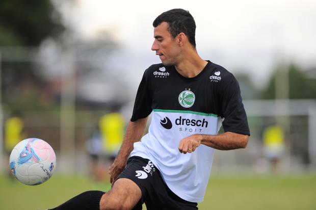 Apelidado de Seu Madruga pelos companheiros, Diogo Oliveira é o maestro do invicto Juventude