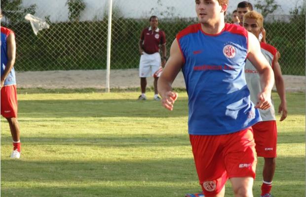 Zagueiro Edvânio se apresenta ao América-RN para série B