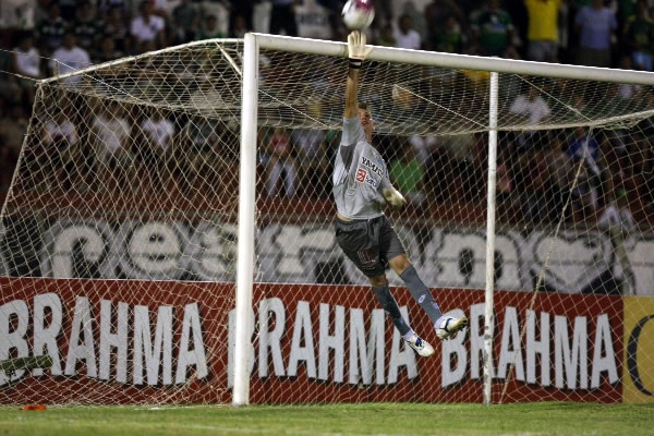 Icasa do Goleiro João Ricardo vence o Joinville.