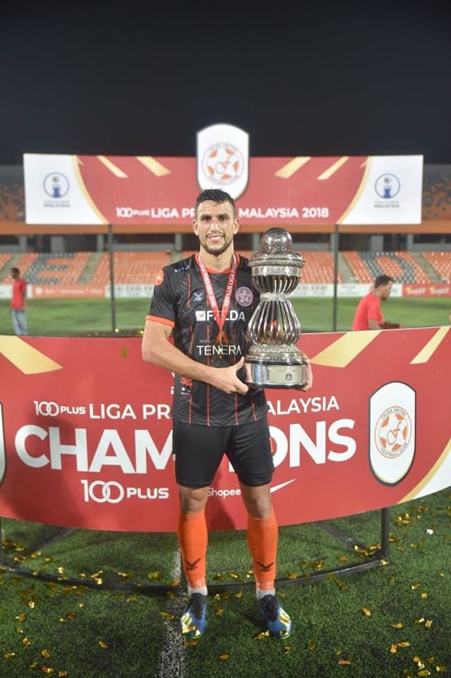 Tem Gol!!! Golaço de Bicicleta!!! Gilberto na Ásia