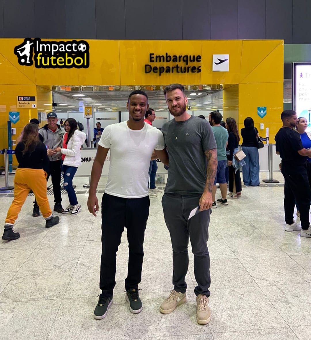 Negocio Internacional! João Campestrini assina no Exterior