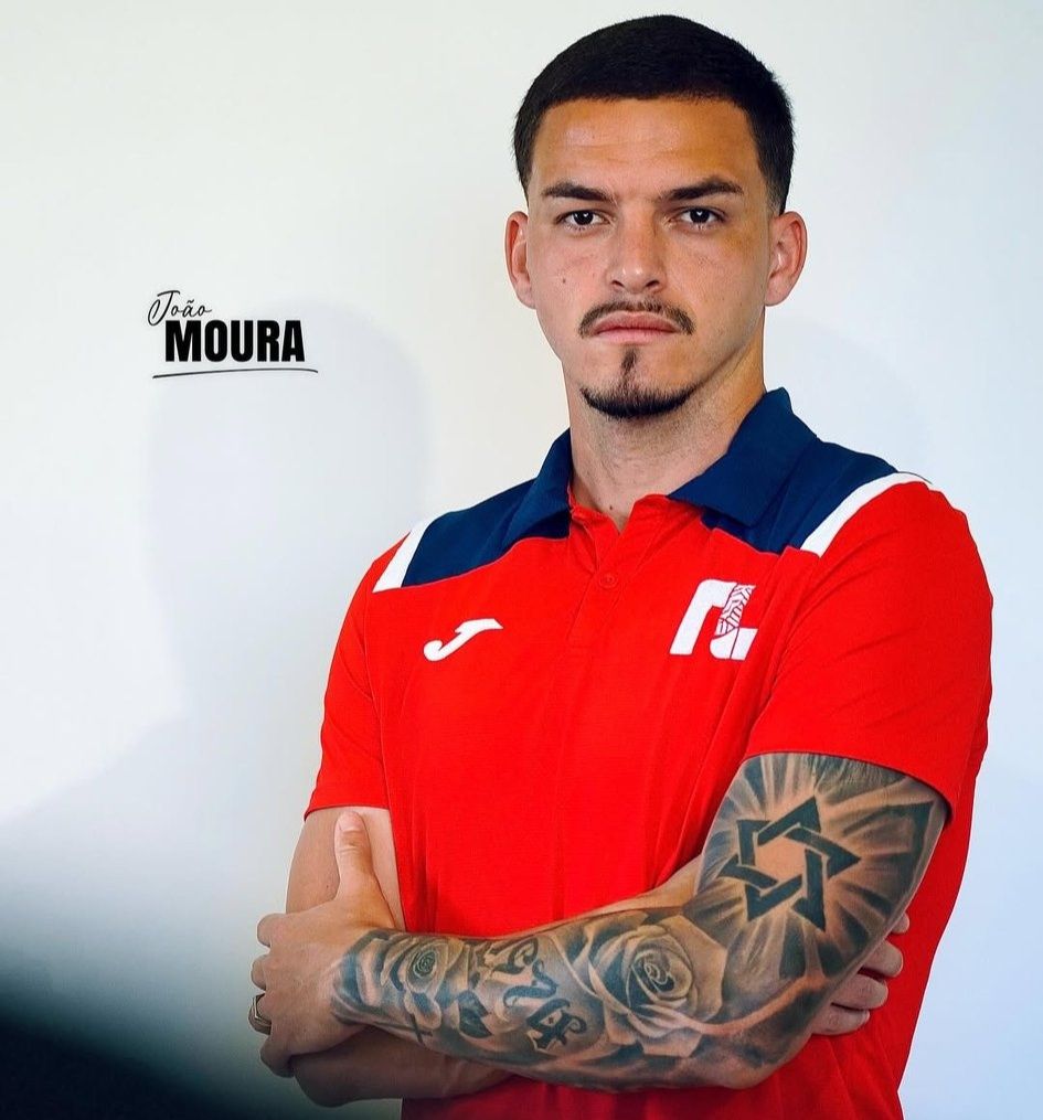 Negócio Internacional! João Moura renova com Naxxar FC